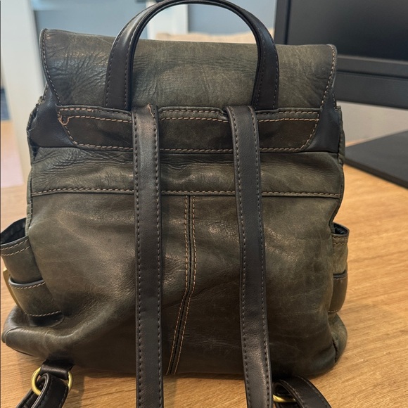 Wilsons Leather Genuine Leather Vintage Flap Backpack Olive Green Distressed Bag - Picture 4 of 16